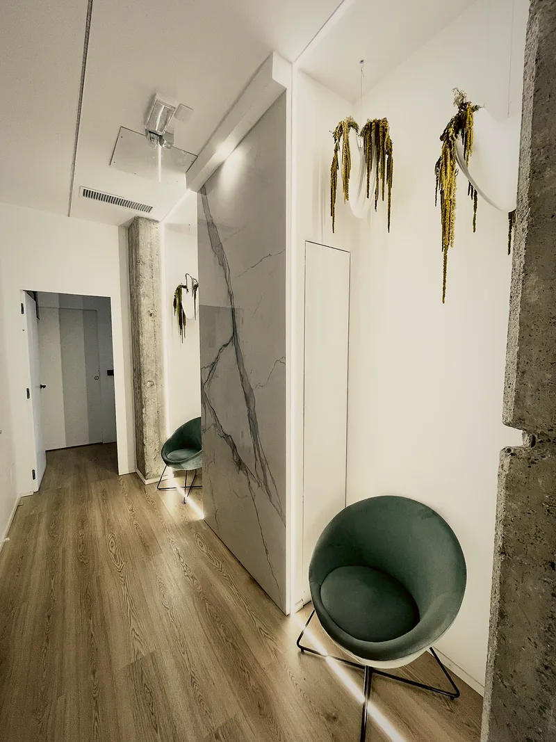 L'ingresso dello studio con la poltrona
